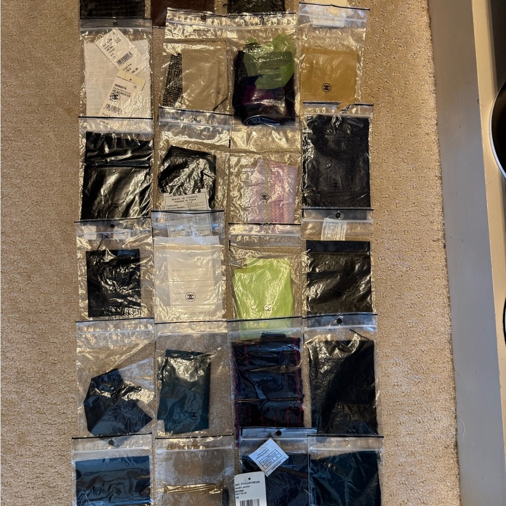 24 CHANEL bags and fabric swatches - Picture 6 of 6